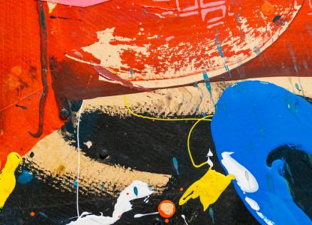 Abstrakta glezna ar spilgtiem krāsu laukumiem – dominē sarkans, zils, dzeltens un melns tonis, radot dinamisku kompozīciju ar šļakatām un krāsas notecējumiem.