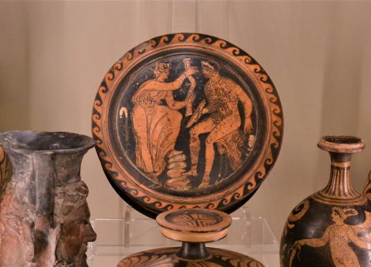 Senās Grieķijas keramikas trauku kolekcija ar mitoloģiskiem sižetiem un ornamentiem.