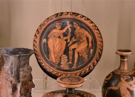 Senās Grieķijas keramikas trauku kolekcija ar mitoloģiskiem sižetiem un ornamentiem.