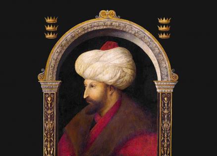 Portrets, kurā attēlots vīrietis ar baltu turbanā ietītu galvu un sarkanu apmetni, novietots dekoratīvā arkā ar ornamentiem uz melna fona.