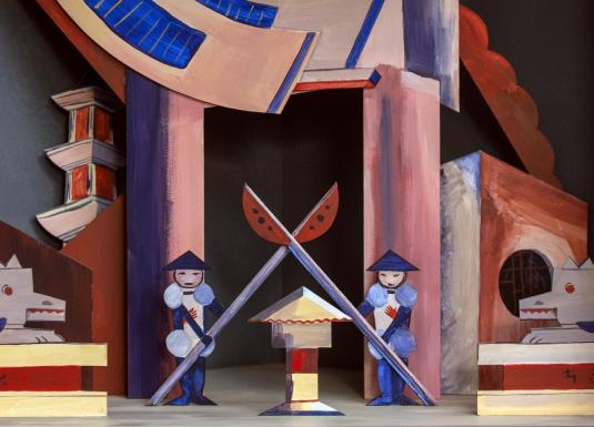 Krāsaina dekorācija ar arhitektūras elementiem un figūrām sarkanā un zilā tonī.