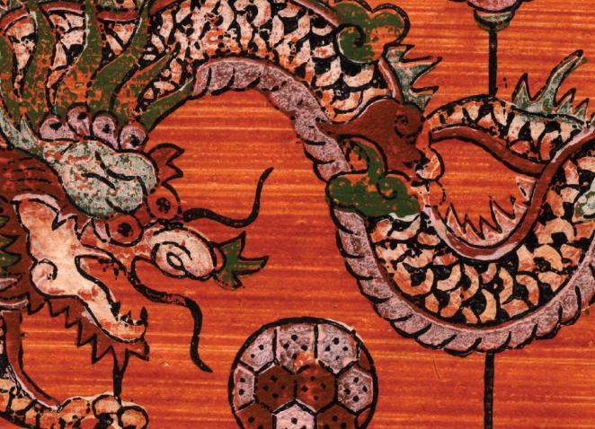 Detalizēts ķīniešu pūķa attēlojums ar svariem un ragiem uz sarkanīga fona.